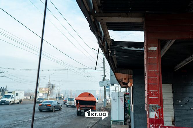 розбита зупинка після ракетної атаки на кривий ріг