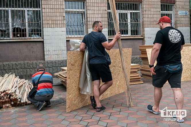 выбитые окна ударной волной в Кривом Роге