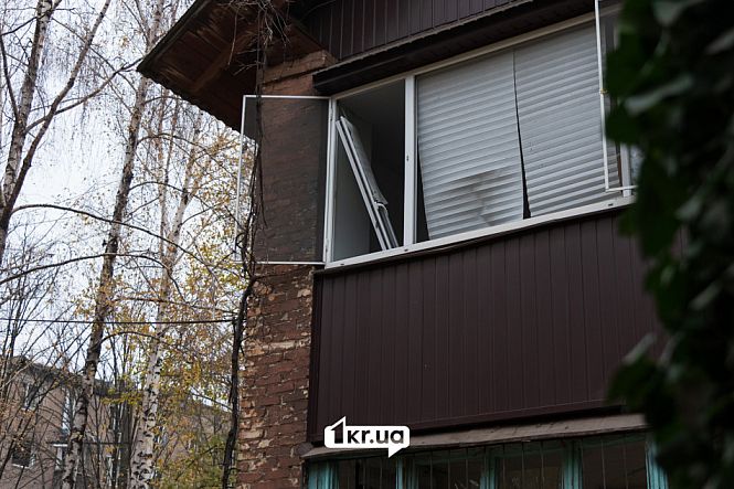 Пошкоджений балкон внаслідок обстрілу