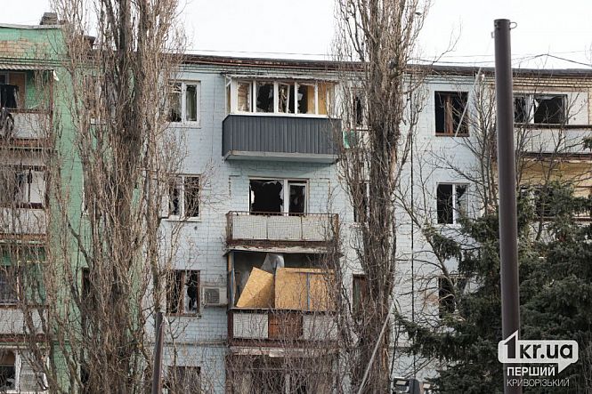 пошкодженна п'ятиповерхівка від удару