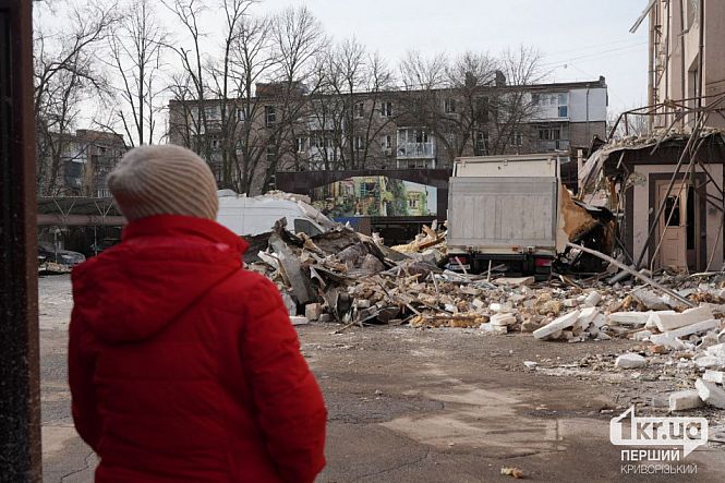 жінкка уламки руйнування