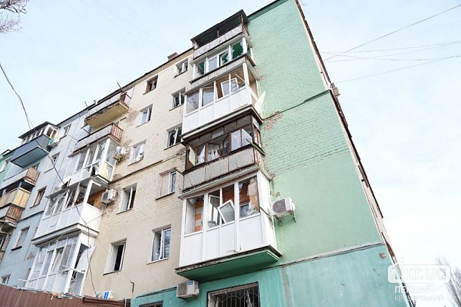 пошкодженна п'ятиповерхівка від удару скло вікна