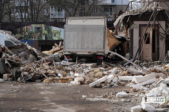 пошкодження і уламки від ударної хвилі