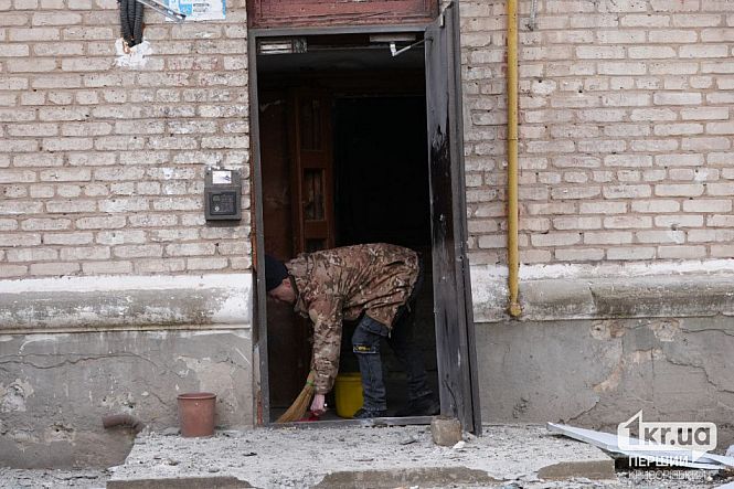 мешканці прибирають наслідки удару