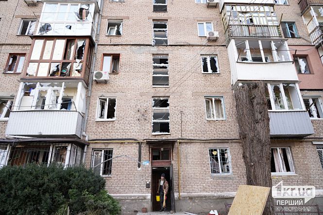 пошкодженна п'ятиповерхівка від удару рф