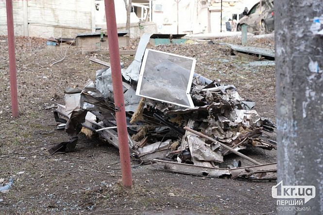 гора сміття та уламків від баллістичного удару