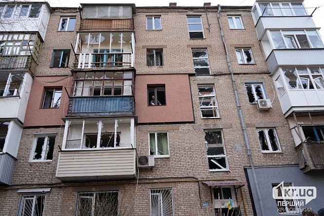 пошкодженна п'ятиповерхівка і вікна від удару рф