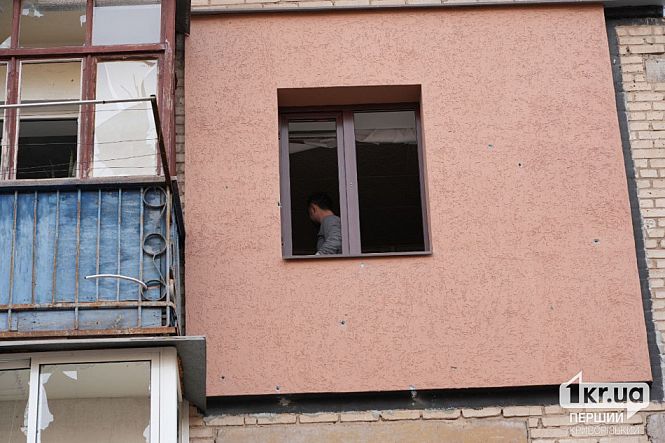 мешканці усувають наслідки удару в квартирах