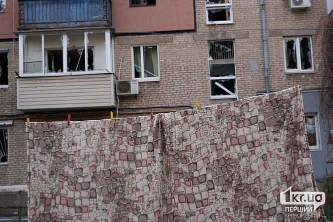 пошкоджений дім від ракетного удару