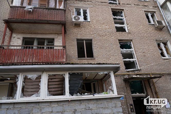 пошкоджений дім від ракетного удару