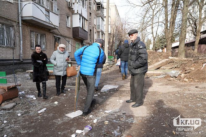 мешканці усувають наслідки ракетного удару