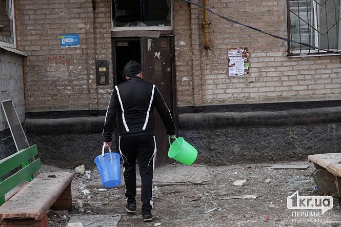 мешканці усувають наслідки ракетного удару росії