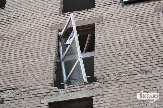 вибиті вікна і рами від удару