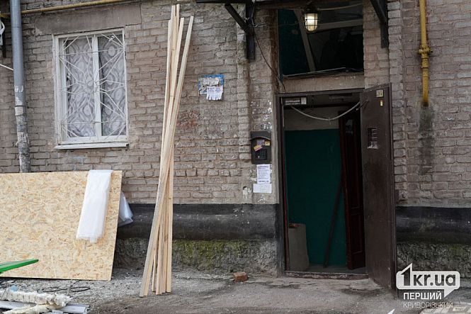 пошкодженний під'їзд від баллістичного обстрілу