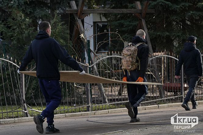 мешканці відновлюють зруйновані вікна