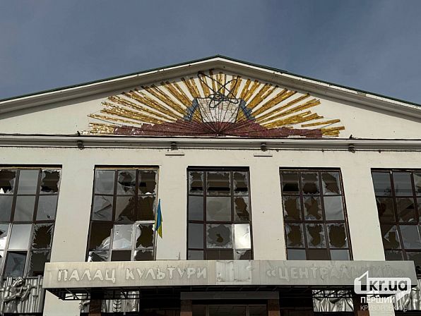 пошкоджений палац культури від вибухової хвилі