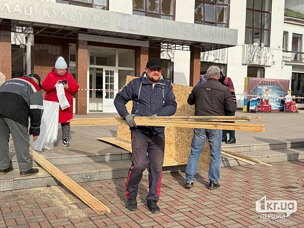 мешканці отримують матеріали для відновлення будівель