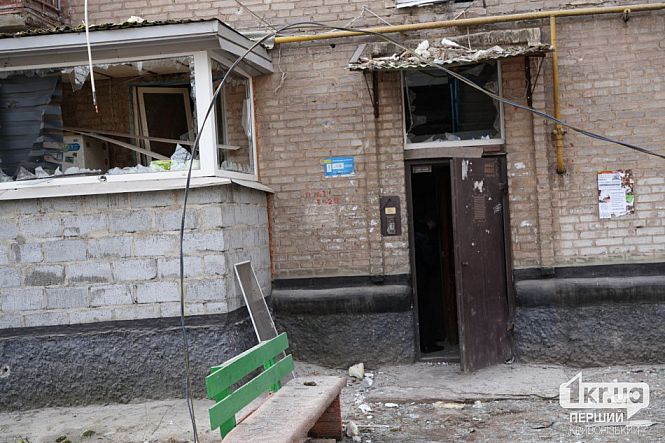 пошкоджений дім від ракети 