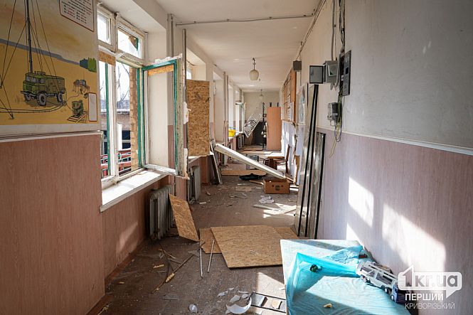 уламки та руйнування в будівлі радіошколи