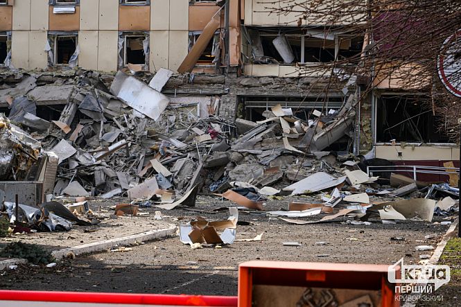 сміття уламки і руйнування від влучання ракети