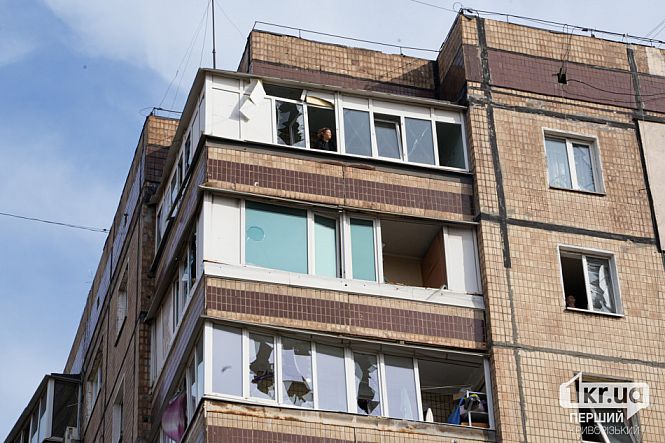 пошкоджена дев'ятиповерхівка від удару