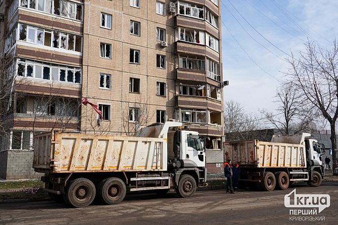 робота комунальних служб на місці удару