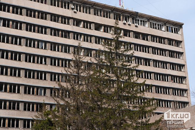 пошкоджена будівля від ракетного удару рф