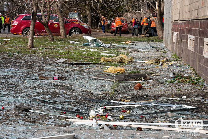 уламки скла від вибитих вікон
