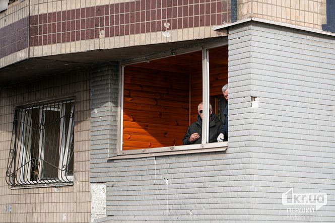 мешканці усувають наслідки удари у квартирах