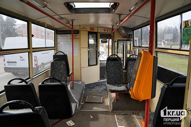 вибиті вікна в наслідок удару у тролейбусі