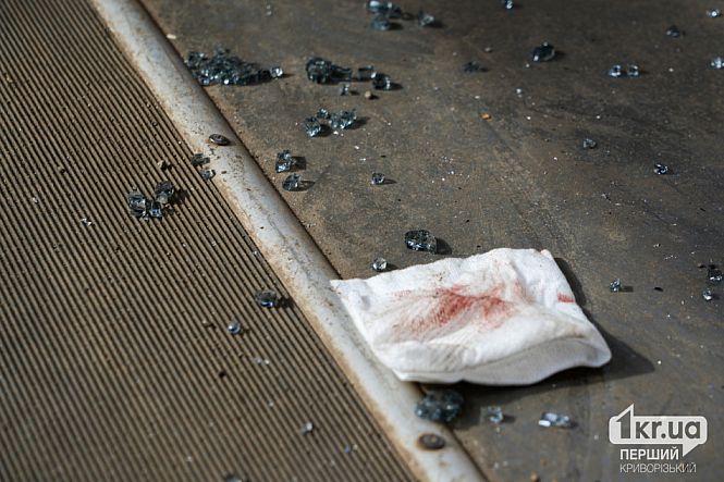 кров постраждалих у салоні тролейбуса 