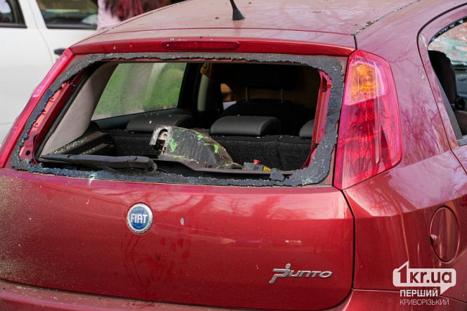 пошкоджене авто у дворі біля удару