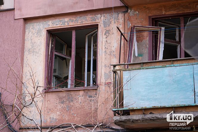 зруйновані віконні рами та балкони від ракети