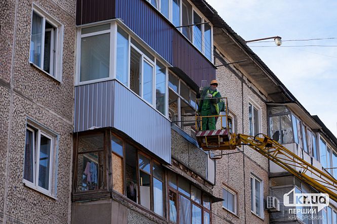 робота комунальних служб над відновленням дому