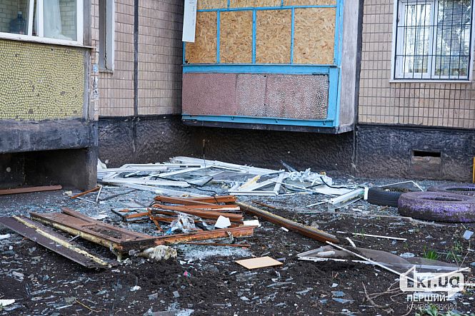 уламки вибитих вікон від вибухової хвилі