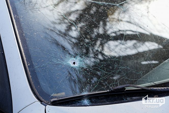 отвори від уламків від ракетного удару в авто