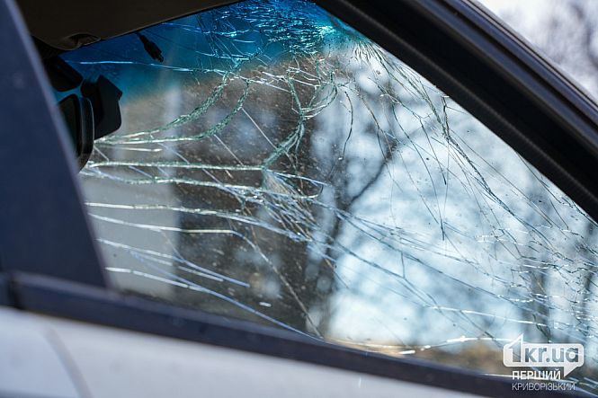 пошкоджене скло автівки від уламків