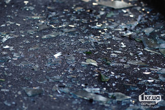 выбитые окна и осколки стекла от взрывной волны