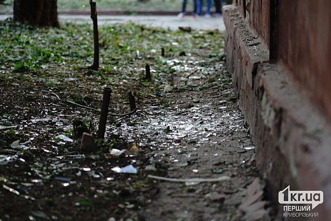 выбитые окна и осколки стекла от взрывной волны