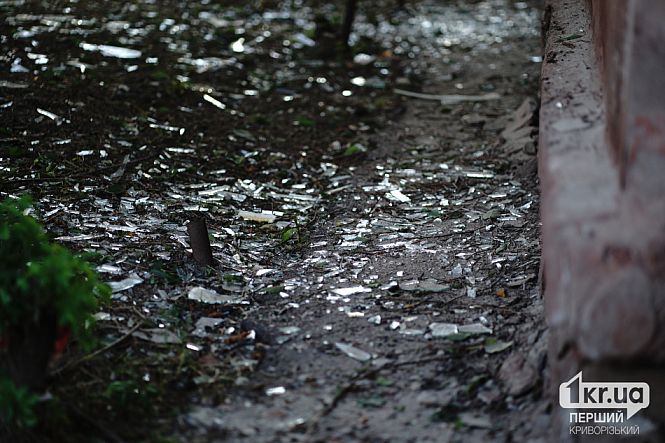 выбитые окна и осколки стекла от взрывной волны