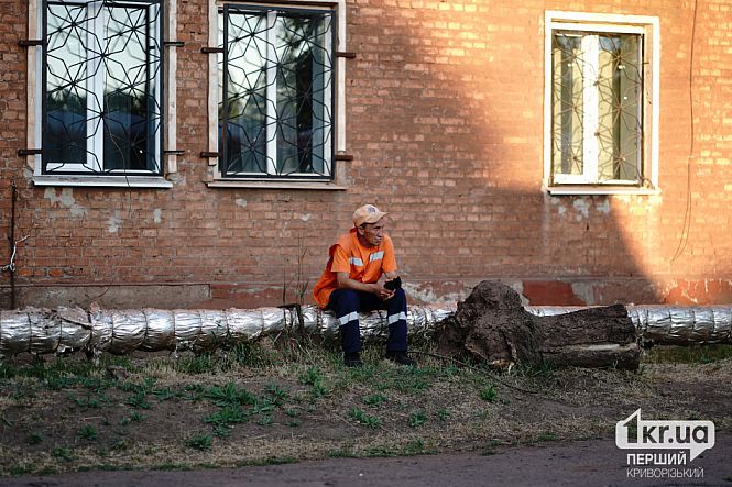 специальные и коммунальные службы на месте удара