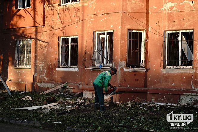 жители устраняют последствия удара шахеда