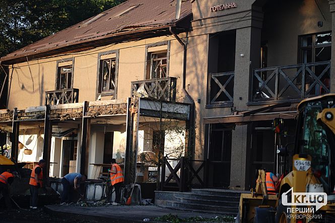 выбитые окна в результате атаки