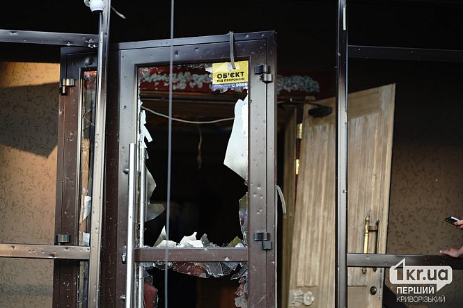 выбитые окна в результате атаки