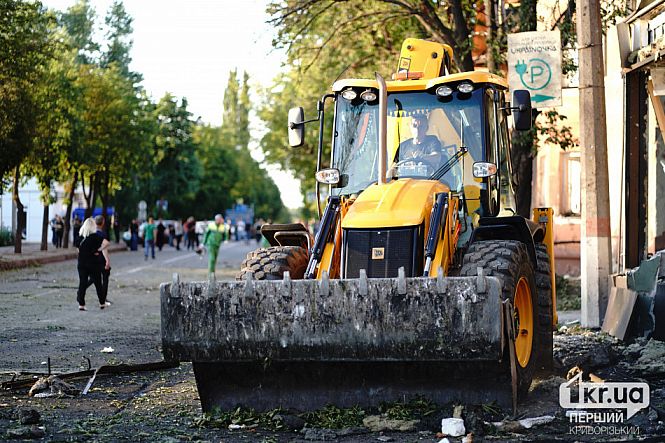 коммунальщики устраняют последствия удара