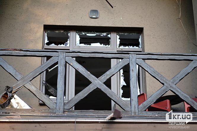 выбитые окна в результате атаки