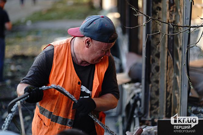 коммунальщики устраняют последствия удара