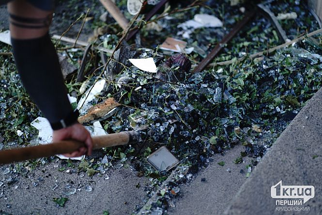 выбитые окна и осколки стекла от взрывной волны