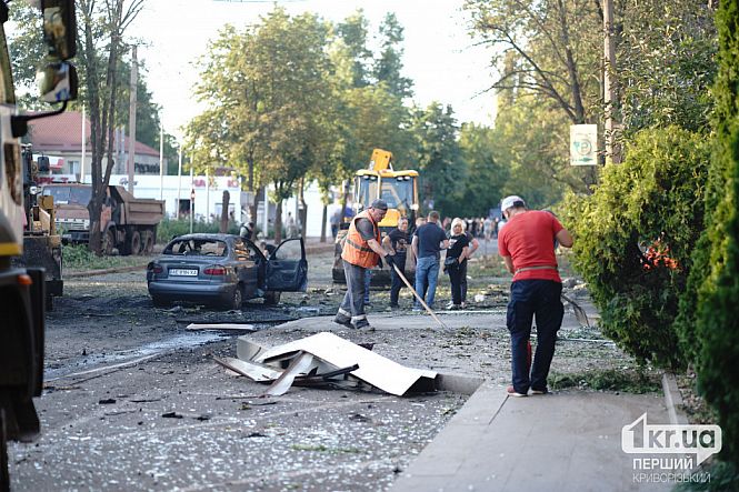 жители устраняют последствия удара шахеда