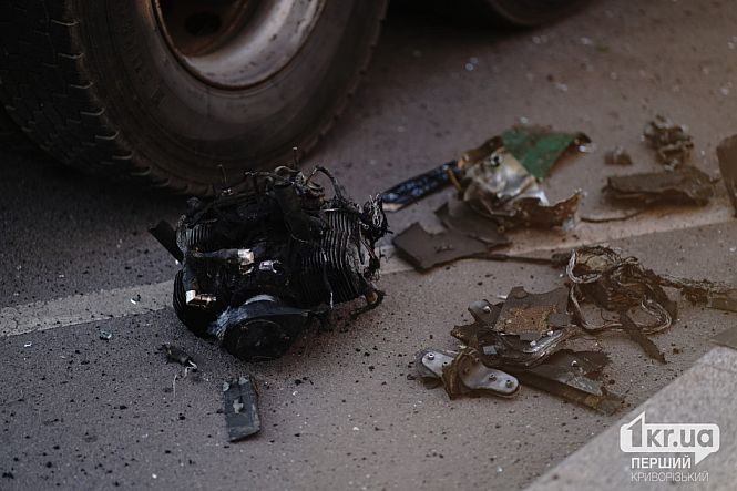 выбитые окна и осколки стекла от взрывной волны